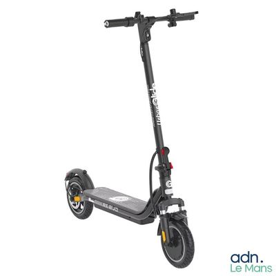 gros plan d'un scooter sur fond blanc