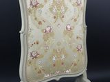 une image représentant une chaise blanche ornée d'un motif floral