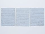 trois feuilles de papier couvertes d'écriture, posées sur une table