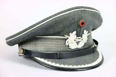 un chapeau sur lequel est dessiné un œil rouge