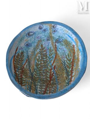 un bol bleu orné d'une peinture représentant un poisson et des plantes