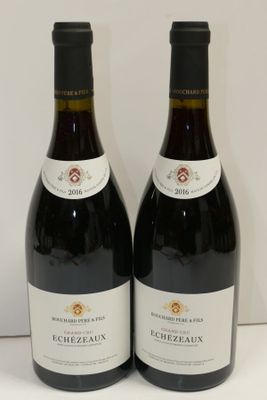 deux bouteilles de vin rouge posées l'une à côté de l'autre sur une table