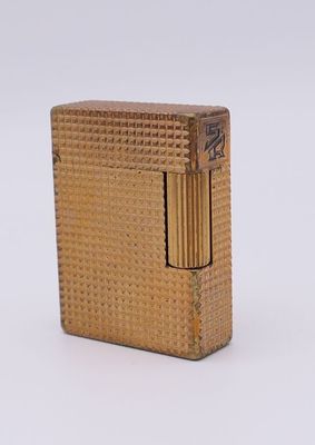 une image d'un étui à cigarettes en or sur fond blanc