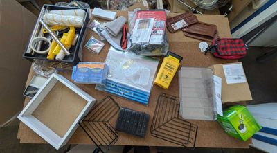 une table sur laquelle se trouvent de nombreux objets