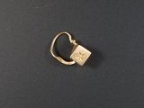 gros plan d'une bague en or sur une surface noire