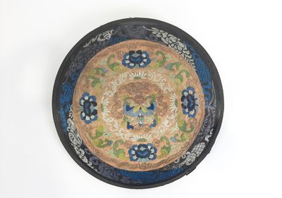 une assiette ornée d'un motif bleu et vert