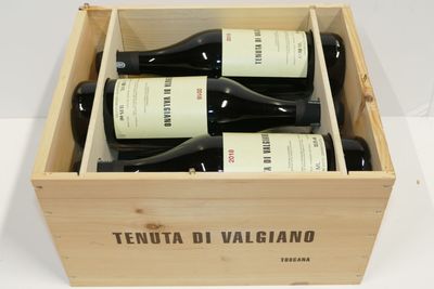 trois bouteilles de vin dans un coffret en bois sur une table