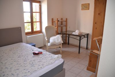 une chambre avec un lit et un bureau