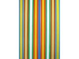 une serviette de plage à rayures multicolores sur fond blanc