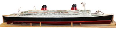 une maquette d'un grand paquebot de croisière exposée