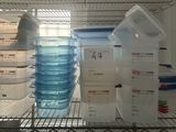 un réfrigérateur contenant de nombreux récipients