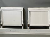 une paire de tables de chevet peintes en blanc, avec des tiroirs superposés