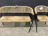 paire de fauteuils en osier avec pieds et accoudoirs en métal noir