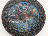 une horloge accrochée au mur sur laquelle est représenté un oiseau