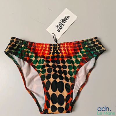 une photo d'un maillot de bain muni d'une étiquette