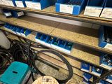 de nombreux types d'équipements électriques sur les rayons