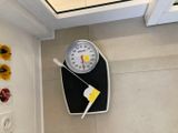 une salle de bains équipée d'un pèse-personne et de toilettes