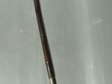 un stylo posé sur une table