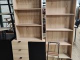 de nombreuses étagères et un bureau dans un magasin