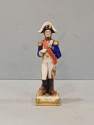 une figurine représentant un homme vêtu d'un uniforme militaire