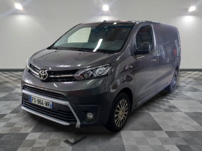 la camionnette grise est garée sur un sol en damier dans le garage
