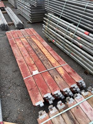 plusieurs morceaux de bois sont empilés les uns sur les autres pour former une pile