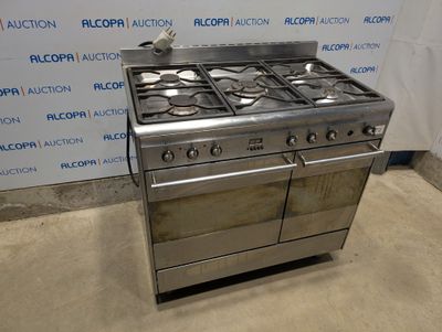 une cuisinière en acier inoxydable équipée de deux feux et de deux brûleurs