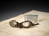 une paire de lunettes de protection posée sur une feuille de papier