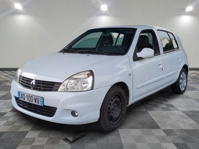 la photo d'une petite voiture blanche garée dans un garage