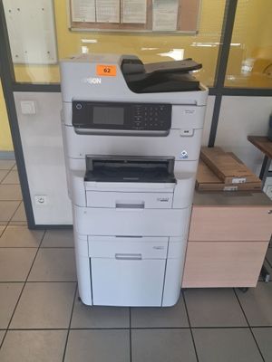 une imprimante posée sur un bureau dans une pièce