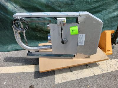 une machine posée sur une palette