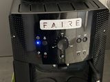 une cafetière posée sur une table