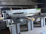 une grande machine placée au milieu d'une pièce