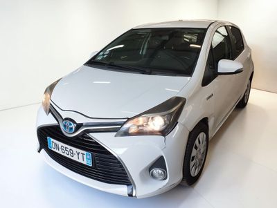 une Toyota Yaris blanche garée dans une pièce blanche