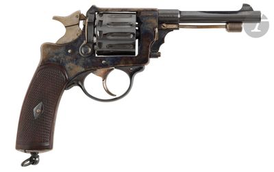 un vieux revolver avec un canon en bois sur fond blanc