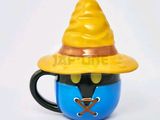 un chapeau jaune posé sur une tasse à café bleue