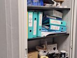 un bureau équipé d'un ordinateur et d'un écran, dans une pièce