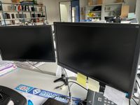 un ordinateur portable DELL avec deux écrans annexes sur bra… (photo 3)