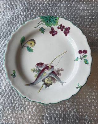 une assiette avec un oiseau posée sur une table