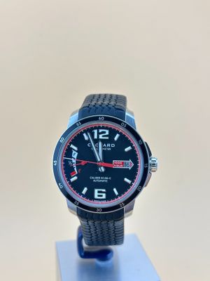 gros plan d'une montre sur un support posé sur une table