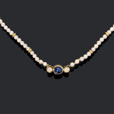 un collier composé d'une perle de culture et d'un saphir