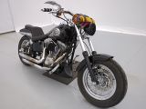 une moto garée dans une pièce