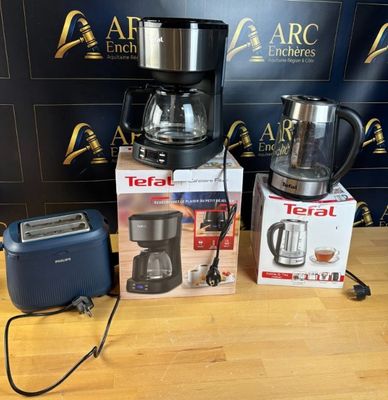 une cafetière, un grille-pain, un grille-pain, un grille-pain et un grille-pain posés sur une table