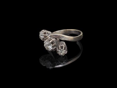 Bague en or gris 750 millièmes ornée de trois diamants taill…