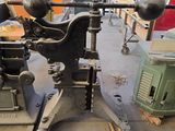 une machine posée sur une table dans une pièce