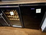des bouteilles de vin sont conservées dans une cave à vin installée dans une cuisine