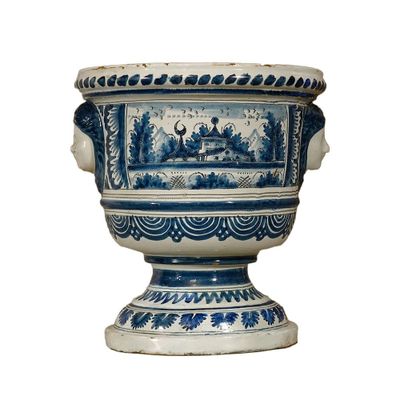 un grand vase bleu et blanc orné d'un motif
