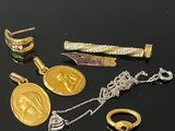 de nombreux bijoux en or et en argent sur un fond noir