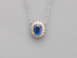 un pendentif en saphir bleu et diamants, monté sur une chaîne