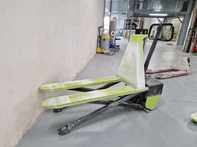 un chariot élévateur qui se trouve au milieu d'une pièce